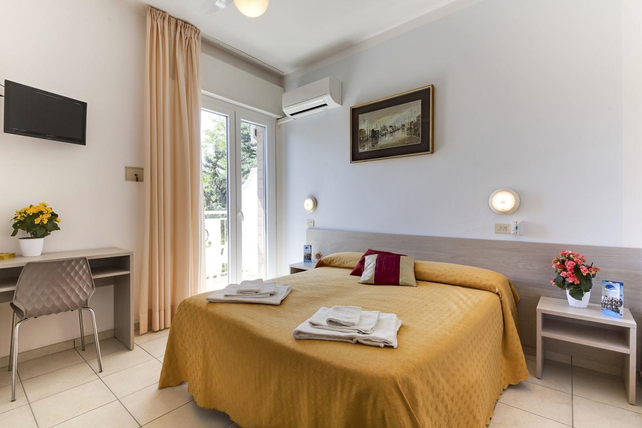 Hotel Nevia Cervia Exterior photo