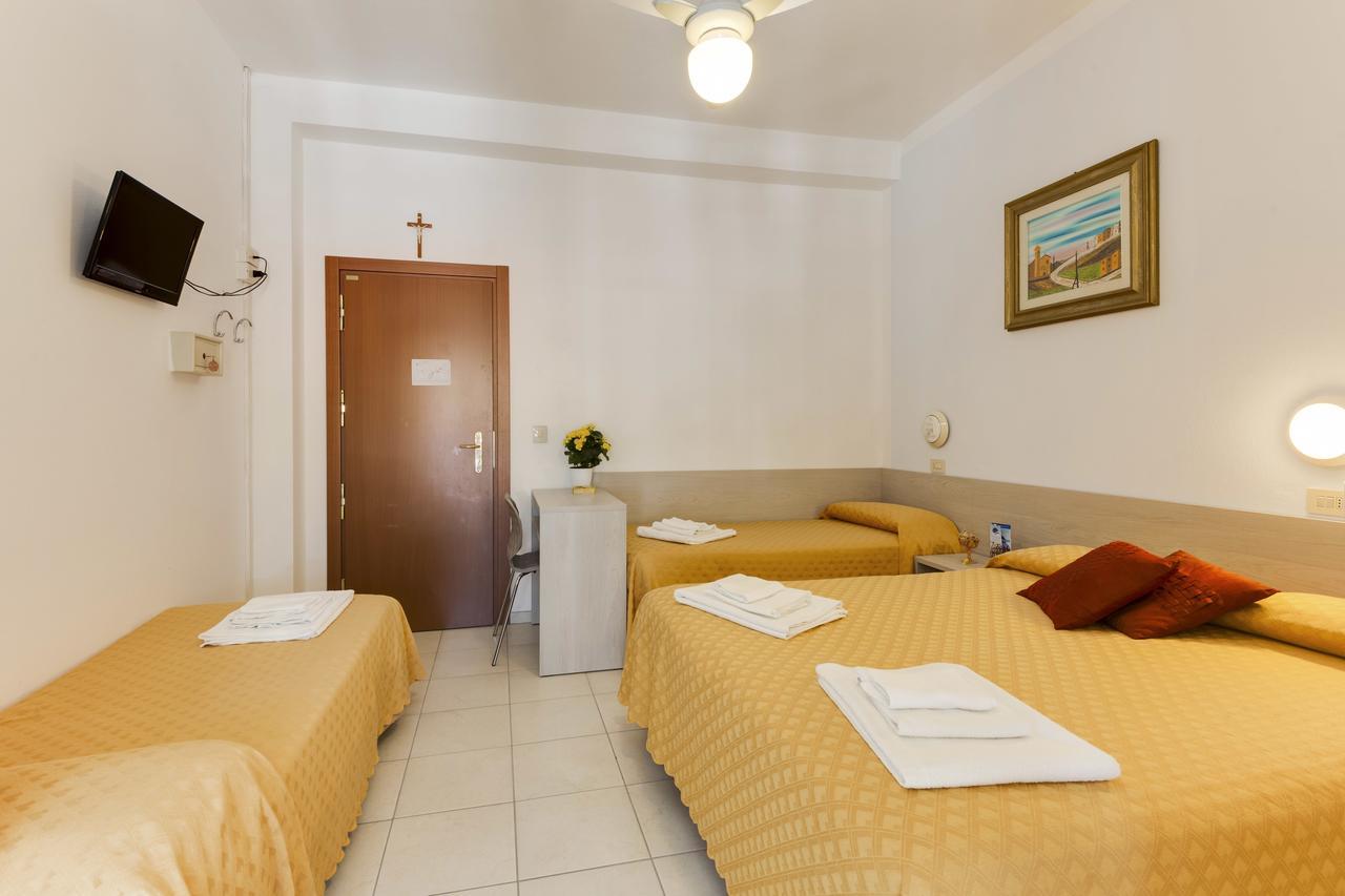 Hotel Nevia Cervia Exterior photo